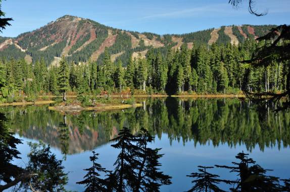 No fundo, o Mt Washington e suas pistas de esqui (ainda sem neve!), visto do Forbidden Plateau, a parte alta do Strathcona Provincial Park, em Vancouver Island, oeste do Canadá